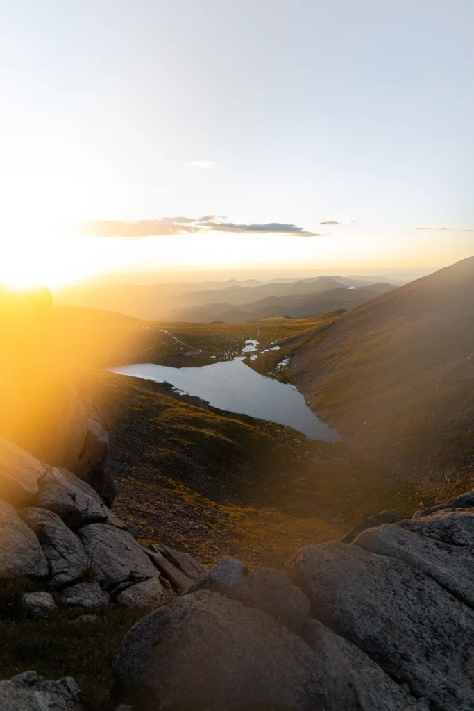 zachód słońca z widokiem na góry i jezioro w centralnej części